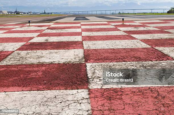 Pista De Aterragem - Fotografias de stock e mais imagens de Aeroporto - Aeroporto, Aeródromo, Alfalto