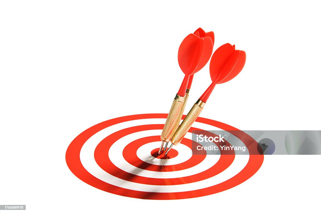 Красный дартс команда Ударяя целевых Bullseye, работа в команде успех бизнеса - Стоковые фото Белый роялти-фри