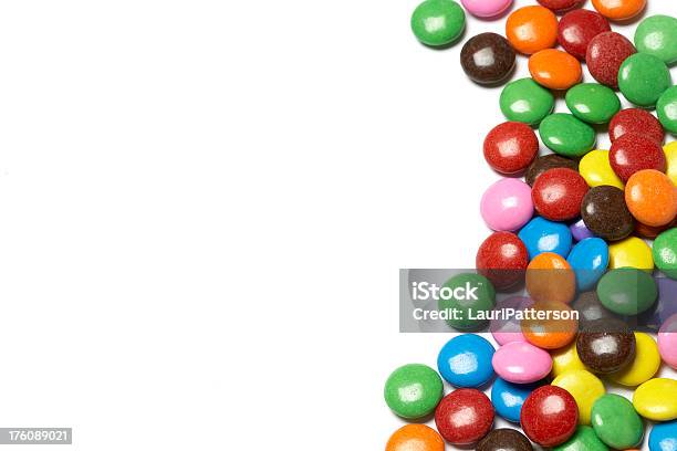 Colorido Rebuçados De Chocolate - Fotografias de stock e mais imagens de Alimentação Não-saudável - Alimentação Não-saudável, Amontoar, Branco