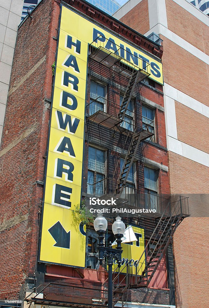 Antigua tienda de hardware y nuevos edificios de oficinas - Foto de stock de Arquitectura libre de derechos