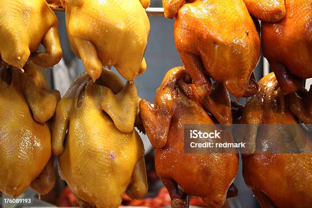Foto de Patos De Pequim Em Um Espeto e mais fotos de stock de Assado - Assado, Barraca de Mercado, Carne