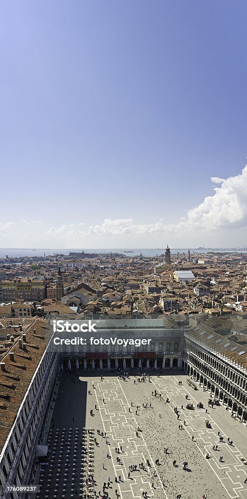 San Piazza Venezia i tetti e turisti aerea di Blu sky - Foto stock royalty-free di Ambientazione tranquilla
