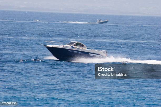 Yacht En Movimiento Foto de stock y más banco de imágenes de Agua - Agua, Azul, Deporte