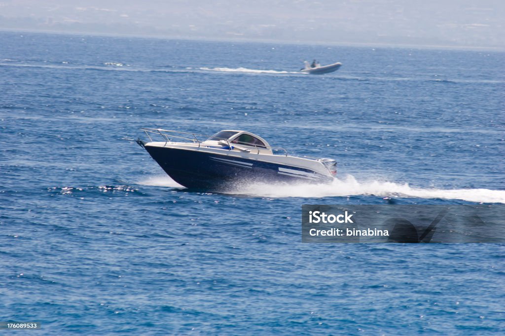 yacht en mouvement - Photo de Bateau de plaisance libre de droits