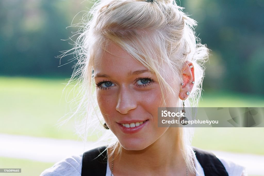 Beauté femme blonde adolescente avec boucles portrait - Photo de A la mode libre de droits