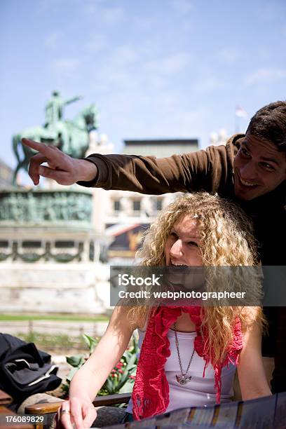 Mit Dem Finger Zeigen Stockfoto und mehr Bilder von Anleitung - Konzepte - Anleitung - Konzepte, Belgrad, Blondes Haar