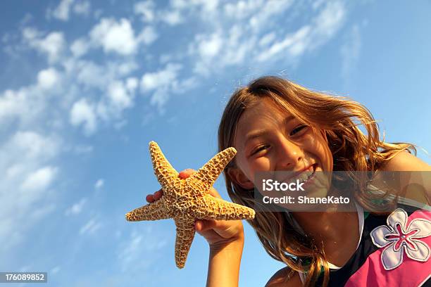 미소 여자아이 휴가 쥠 불가사리류 데스틴에 대한 스톡 사진 및 기타 이미지 - 데스틴, 플로리다-미국, 해변
