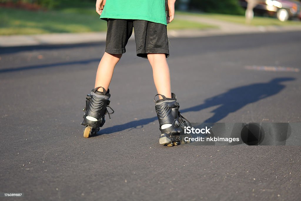 Chłopiec rollerblades na ulicy z Cień - Zbiór zdjęć royalty-free (Dziecko)