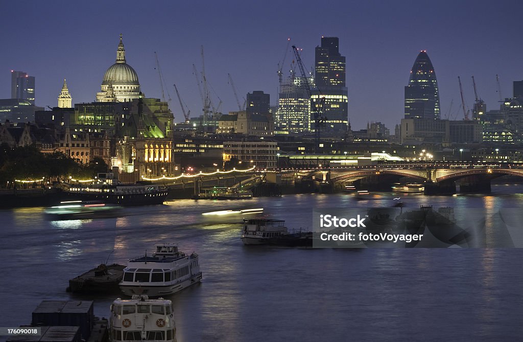 Stadt von London in der Dämmerung wird die Themse Sehenswürdigkeiten - Lizenzfrei Abenddämmerung Stock-Foto