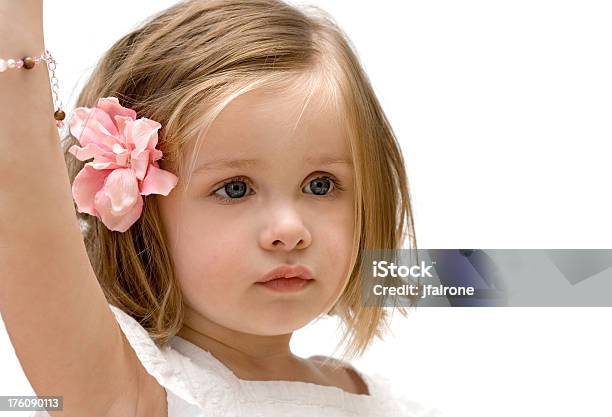 Милая Маленькая Девочка Поднимая Руку — стоковые фотографии и другие картинки 2-3 года - 2-3 года, Аксессуар для волос, Белый фон