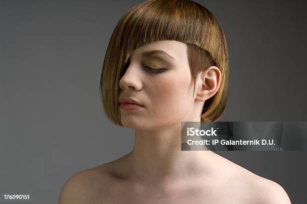 Giovane Donna Con Un Taglio Di Capelli Creativo - Fotografie stock e altre immagini di Chiuso - Chiuso, 20-24 anni, 25-29 anni