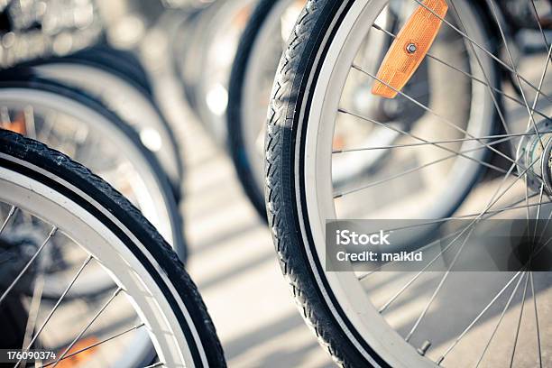 Foto de Bicicletas Para Alugar e mais fotos de stock de Bicicleta - Bicicleta, Vitalidade, Bicicletário - Edifício de transportes