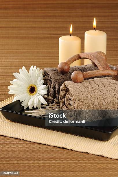 Tratamiento De Spa Foto de stock y más banco de imágenes de Armonía - Concepto - Armonía - Concepto, Aromaterapia, Asistencia sanitaria y medicina