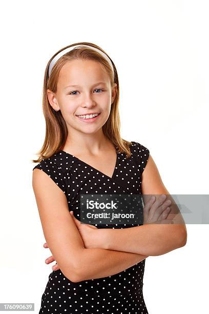 Diez Años Chica En Vestido Negro Foto de stock y más banco de imágenes de 10-11 años - 10-11 años, Adulto, Alegre