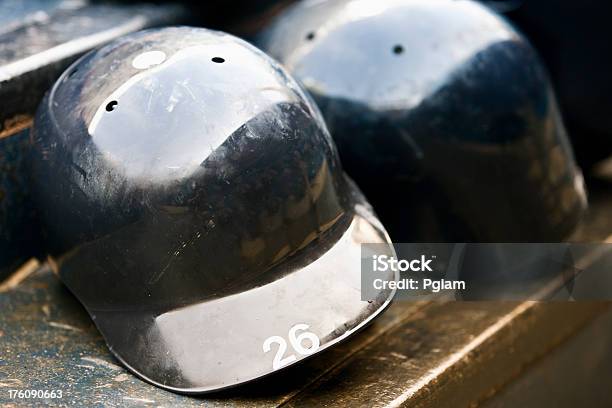 Batear En El Campo De Práctica Foto de stock y más banco de imágenes de Accesorio de cabeza - Accesorio de cabeza, Banquillo deportivo, Béisbol