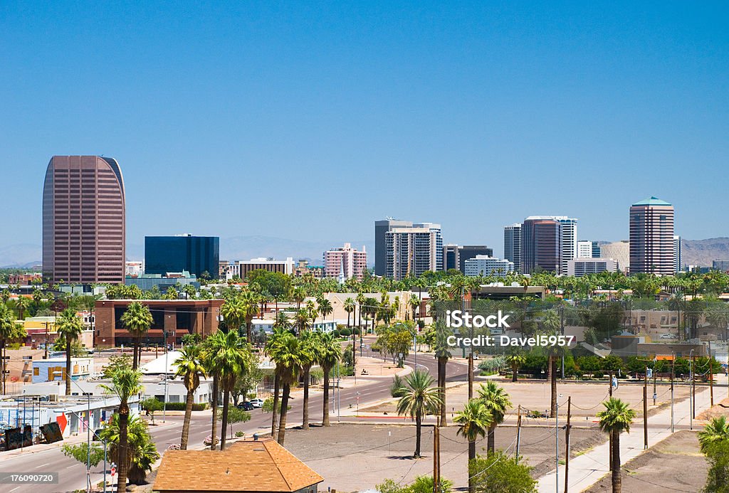 Centro di Phoenix (corridoio della Central Avenue) skyline e alberi di palma - Foto stock royalty-free di Albero