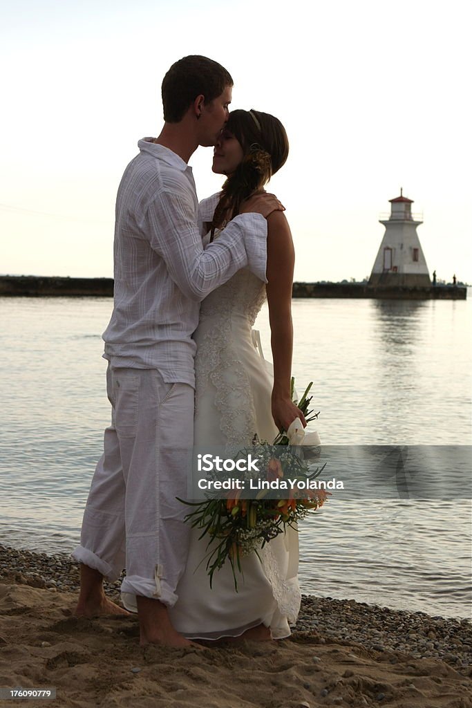 Sposa e lo sposo in spiaggia - Foto stock royalty-free di 20-24 anni