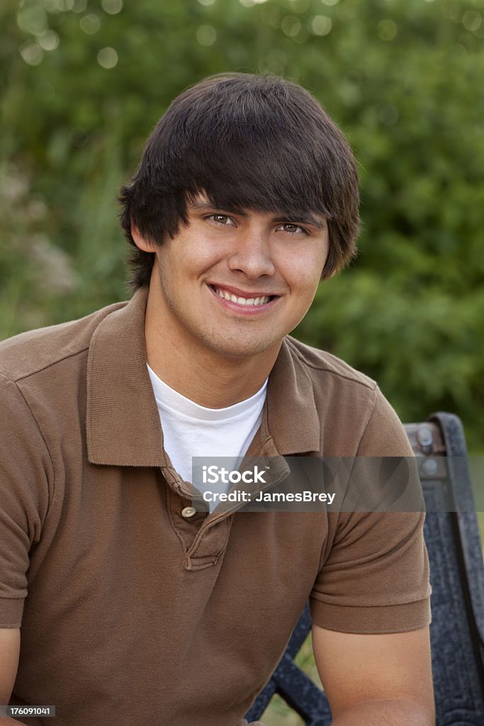 Retrato de hombre joven al aire libre, High School Senior sonriendo, seguro, - Foto de stock de Adolescente libre de derechos