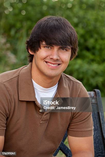 Retrato De Hombre Joven Al Aire Libre High School Senior Sonriendo Seguro Foto de stock y más banco de imágenes de Adolescente