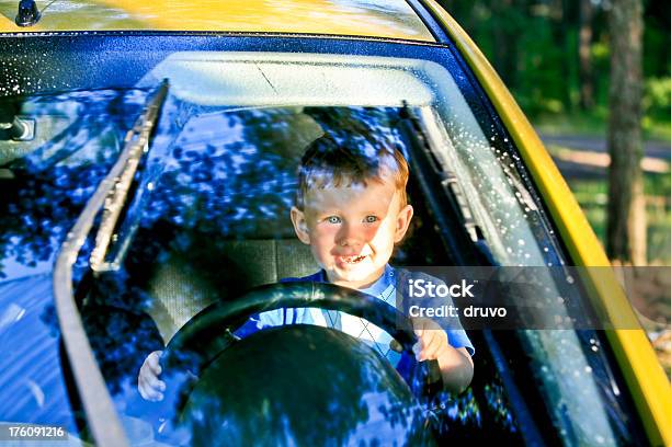 Photo libre de droit de Little Conducteur banque d'images et plus d'images libres de droit de Apprendre à conduire - Apprendre à conduire, Apprentissage, Assis