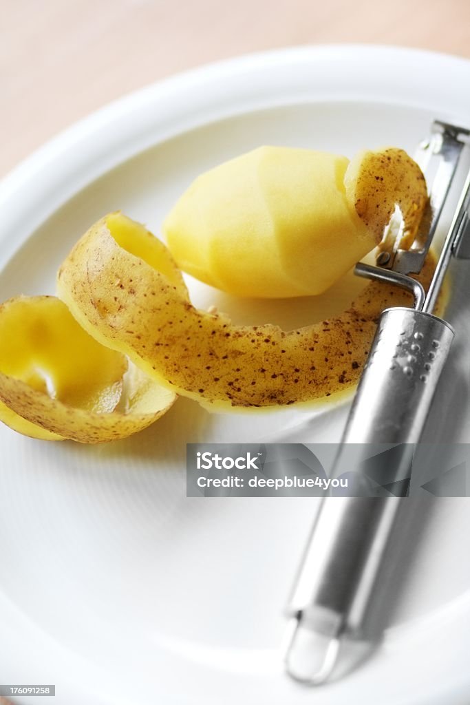 Очищенный Картофель Белая тарелка, Нож для чистки овощей - Стоковые фото Лущение роялти-фри