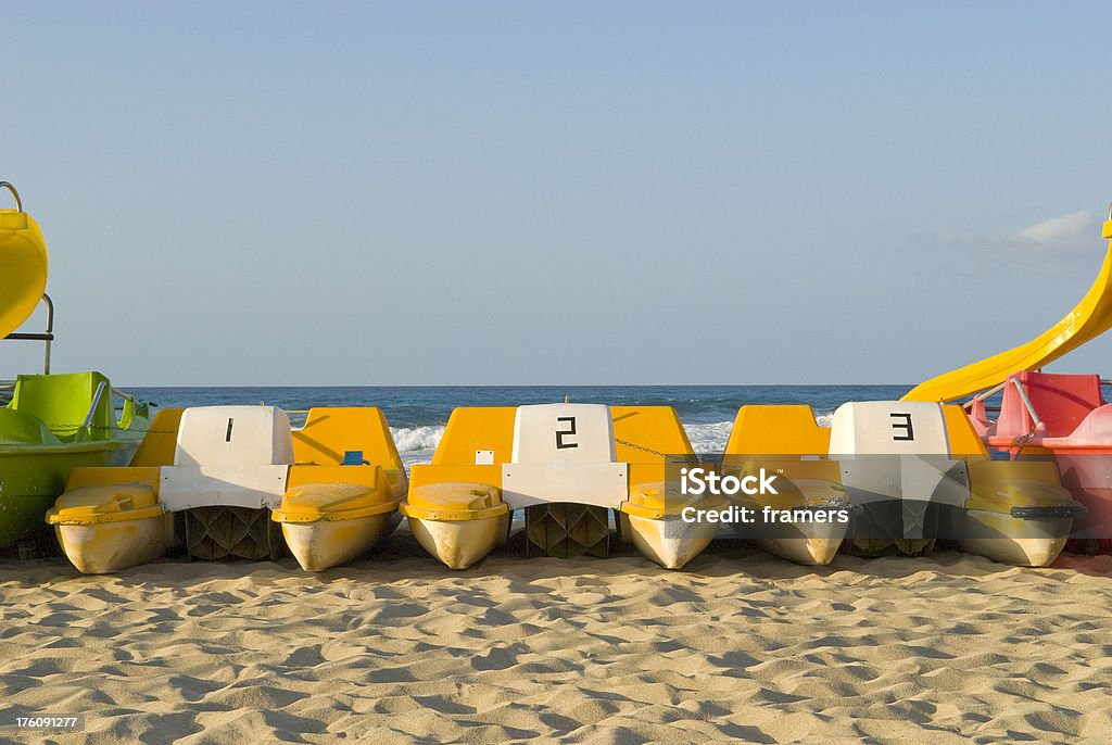 Tretboote auf dem Strand Nummer 1, 2, 3 - Lizenzfrei Auf dem Wasser treiben Stock-Foto