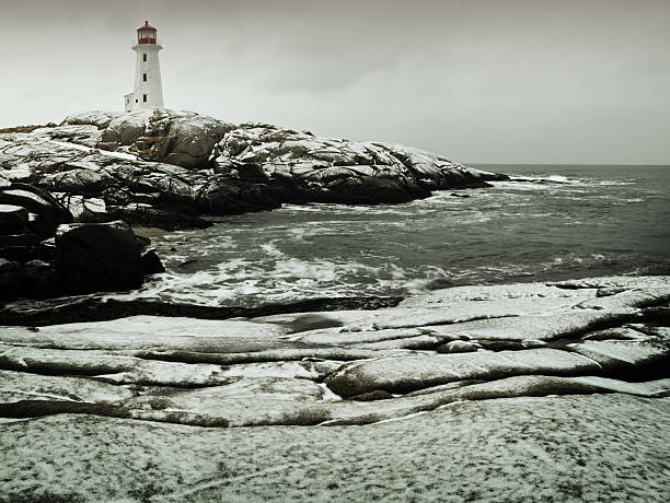 phare de peggy's cove - lighthouse scenics winter peggys cove photos et images de collection