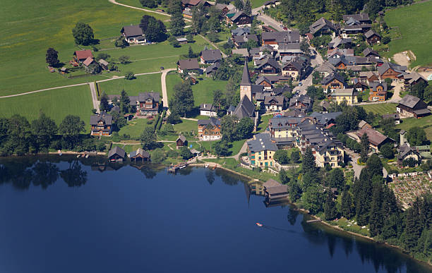 空から見た altaussee 、小さなオーストリアン村（xxxl - bad aussee ストックフォトと画像