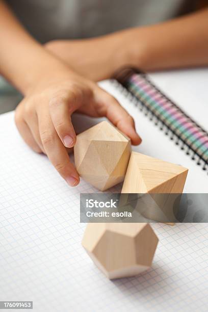 Foto de Estudando Geometria e mais fotos de stock de Aprender - Aprender, Criança, Educação