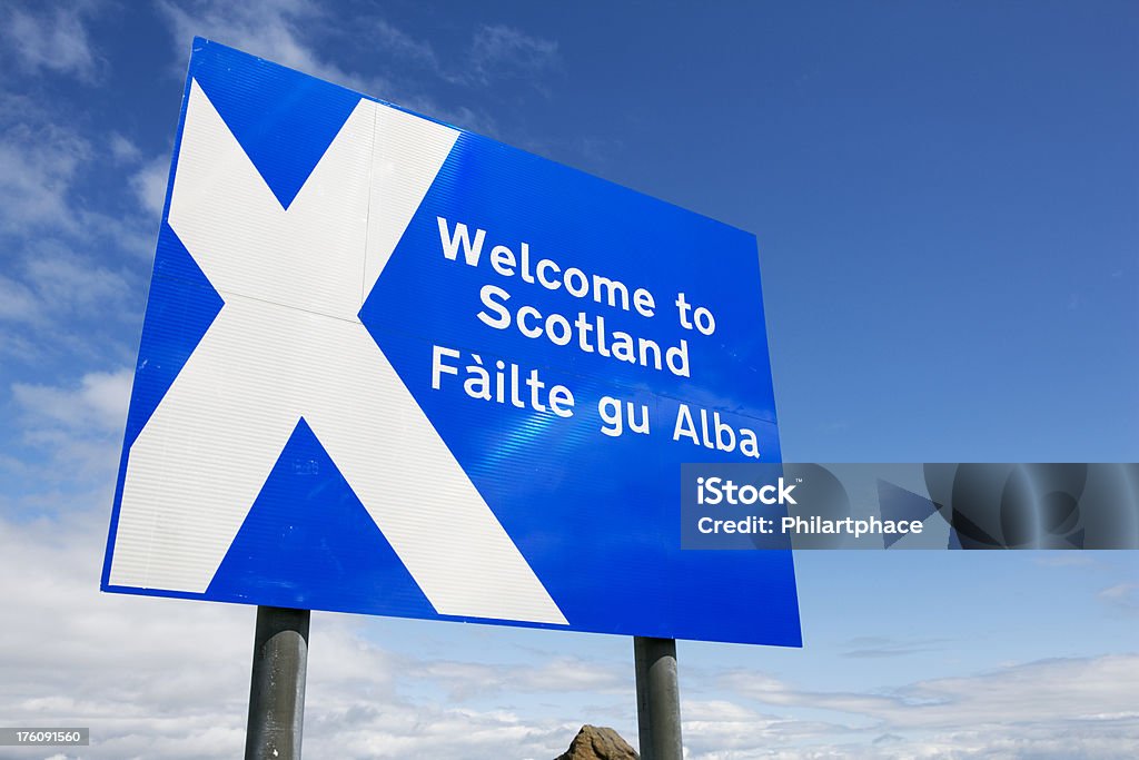 roadsign Bienvenido a Escocia - Foto de stock de Cartel de bienvenida libre de derechos