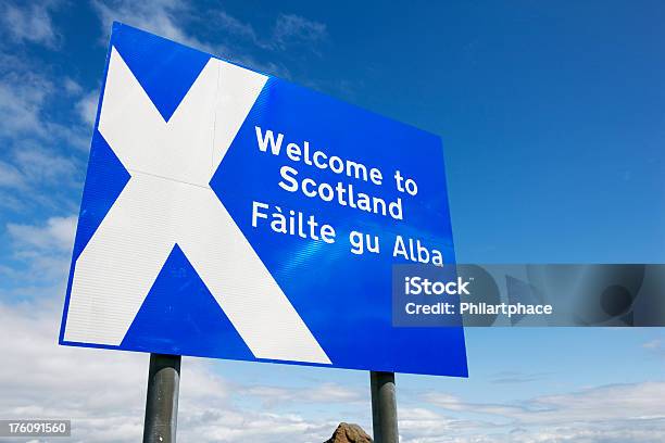 Roadsign Benvenuto In Scozia - Fotografie stock e altre immagini di Scozia - Scozia, Welcome-segnale inglese, Lettera X