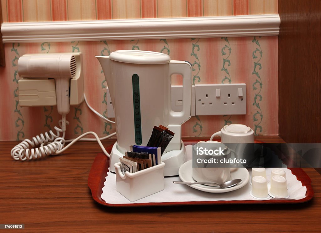 Dormitorio del Hotel bandeja con té y café de cortesía y secador de cabello - Foto de stock de Hotel libre de derechos