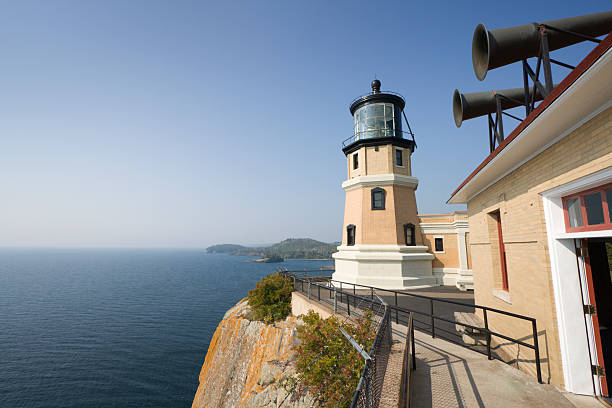 faro de split rock en north shore lago superior, minnesota hz - split rock lighthouse fotografías e imágenes de stock