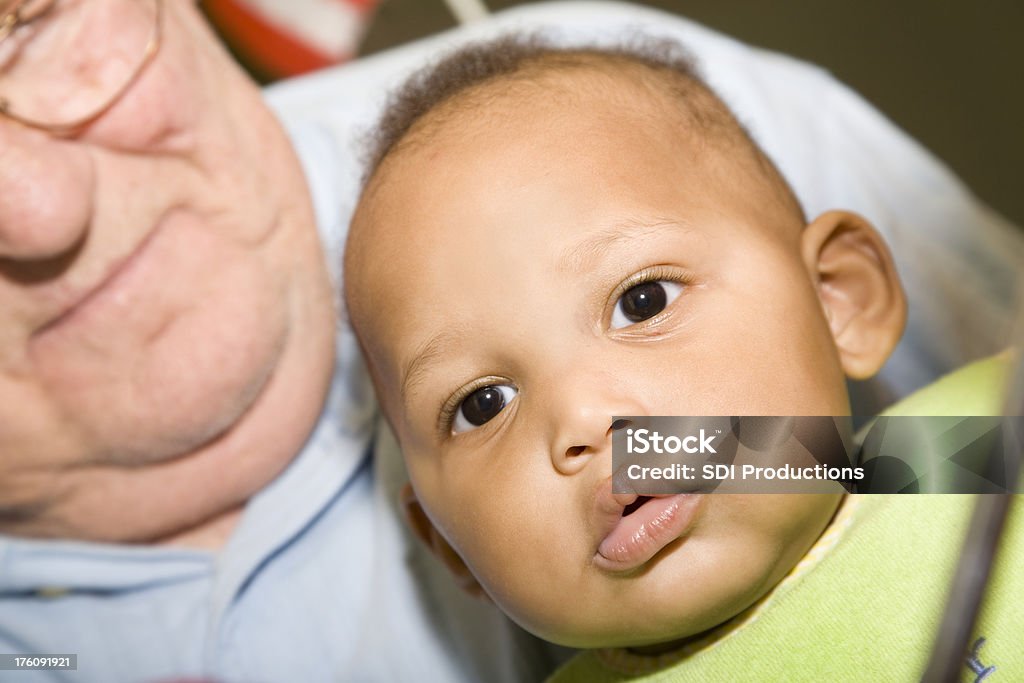 Linda niño bebé con un hombre Adulto mayor - Foto de stock de 60-69 años libre de derechos