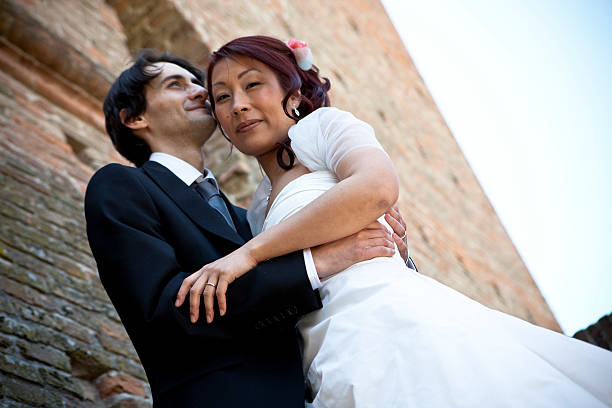 невеста и жених - wedding just married tuscany newlywed стоковые фото и изображения