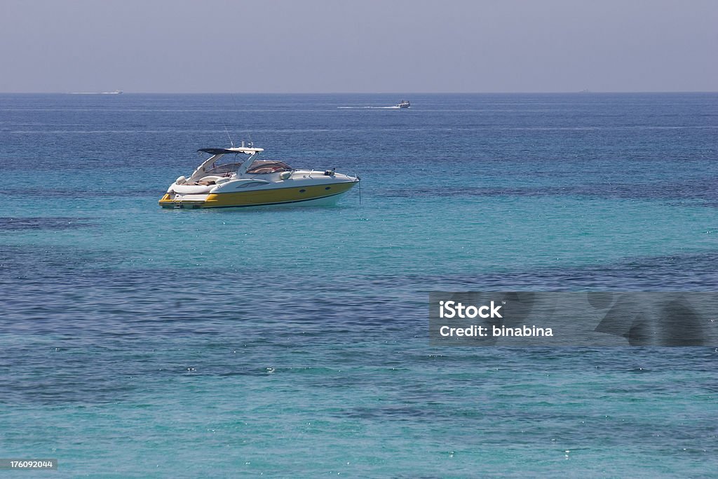 Iate no mar Esmeralda - Royalty-free Azul Foto de stock