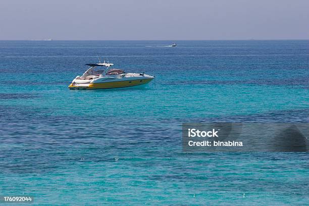 Iate No Mar Esmeralda - Fotografias de stock e mais imagens de Azul - Azul, Barco a Motor - Embarcação de Lazer, Desporto