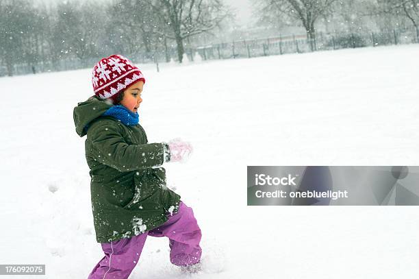 Bambino È In Esecuzione Nella Neve - Fotografie stock e altre immagini di 2-3 anni - 2-3 anni, Abiti pesanti, Allegro