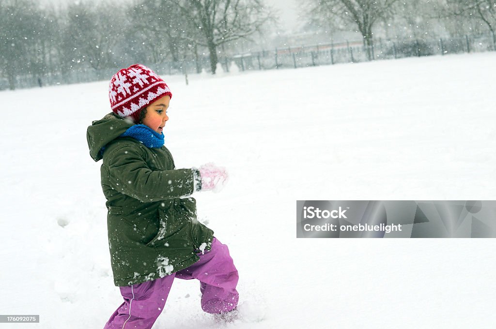 Garoto está correndo na neve - Foto de stock de 2-3 Anos royalty-free