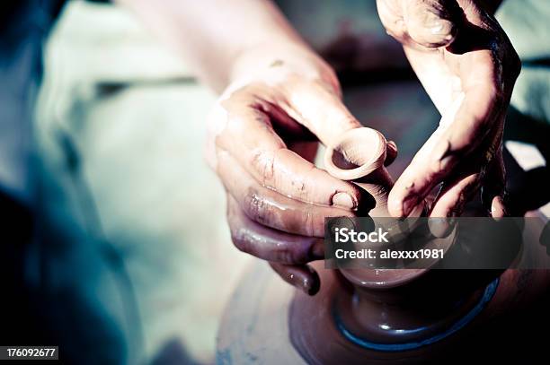 Künstler Keramik Auf Keramikvasen Arbeiten Stockfoto und mehr Bilder von Anpassen - Anpassen, Arbeiten, Berühren