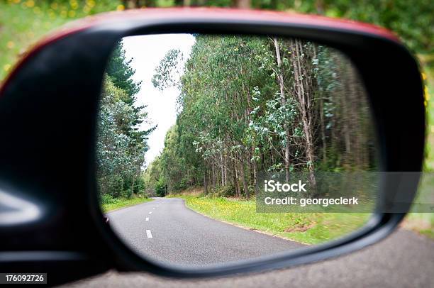 Ala Specchio Che Riflette La Foresta Strada Tortuosa - Fotografie stock e altre immagini di Automobile