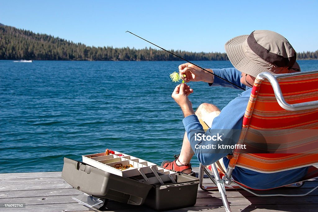 Pescar en el lago - Foto de stock de 50-54 años libre de derechos