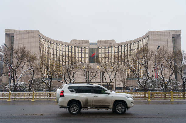 blick auf die people's bank of china von der chang'an avenue aus - changan avenue stock-fotos und bilder