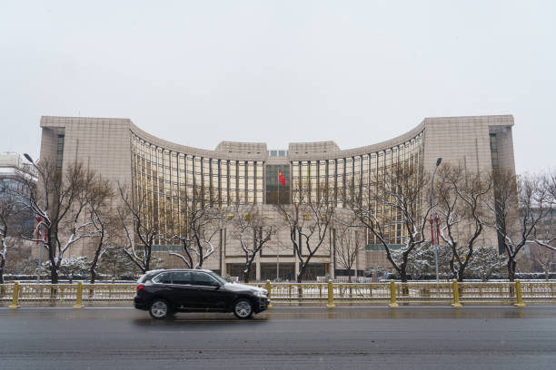 looking at the people's bank of china from chang'an avenue - changan avenue stock-fotos und bilder