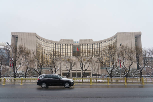 looking at the people's bank of china from chang'an avenue - changan avenue fotografías e imágenes de stock
