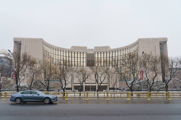 looking at the people's bank of china from chang'an avenue - changan avenue stock-fotos und bilder