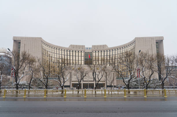 looking at the people's bank of china from chang'an avenue - changan avenue stock-fotos und bilder