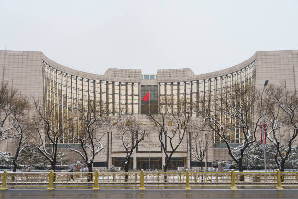 looking at the people's bank of china from chang'an avenue - changan avenue stock-fotos und bilder