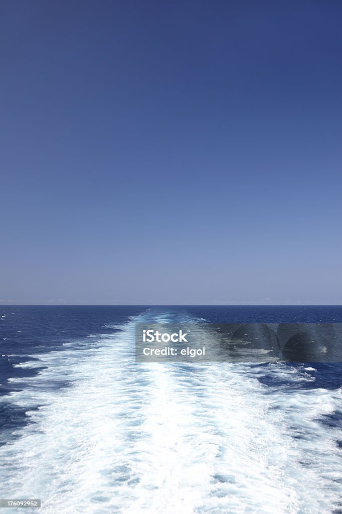船でお目覚めは海に地平線、ブルースカイ - Horizonのロイヤリティフリーストックフォト