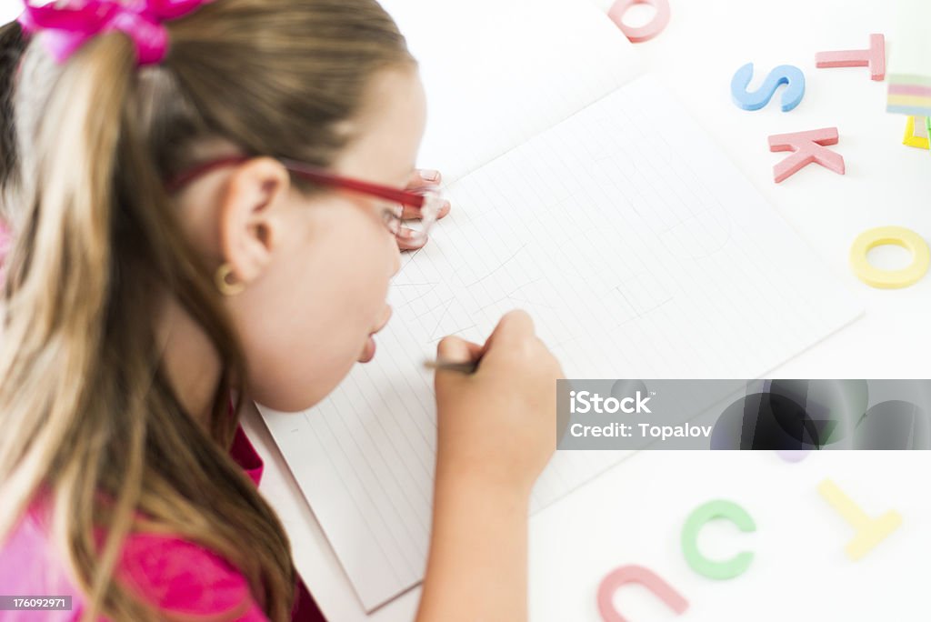 Niña en edad escolar en curso - Foto de stock de Dibujar libre de derechos